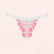 Charger l'image dans la galerie, Ce joli string élastique en dentelle de la collection Bloomys est agrémenté d'un médaillon de couleur argenté avec le logo de la marque.