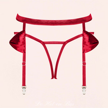 Charger l'image dans la galerie, Notre porte-jarretelles pour femme fabriqué en tissu satin rouge est disponible sur notre site en ligne à petit prix.