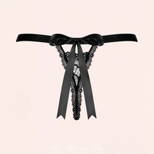 Charger l'image dans la galerie, Le joli noeud noir en satin brillant est irrésistible pour montrer à votre partenaire vos belles fesses.