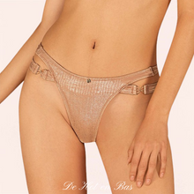 Charger l'image dans la galerie, Notre string de maillot de bain doré de la marque Obsessive est résistant qui comporte une doublure noire à l'intérieur de la culotte.