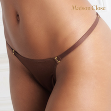 Charger l'image dans la galerie, Tulle fin et léger, dont la transparence suggestive laisse entrevoir la peau avec sensualité.