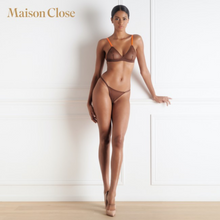 Charger l'image dans la galerie, L'échancrure prononcée viendra sublimer vos formes avec douceur et légèreté !