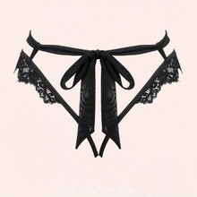 Charger l'image dans la galerie, Le string noir en dentelle et noeud en satin à l'arrière du string est disponible en plusieurs tailles pour un ajustement parfait.