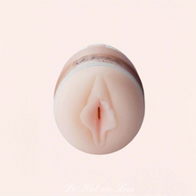 Charger l'image dans la galerie, Le masturbateur Ripe Vagina est parfait pour le coffret solo pour lui. Il est fabriqué à partir de silicone très doux et contient un moteur puissant pour de fortes vibrations.