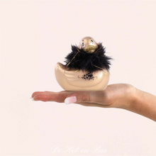 Charger l'image dans la galerie, Le plus élégant des canards vibrants, c'est lui : « I Rub My Duckie Paris » avec son boa de plumes et son strass swarovski sur le bec.