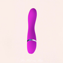 Charger l'image dans la galerie, Le vibromasseur Cvelyn est composé d'une tête incurvée lisse en silicone doux de couleur violet.