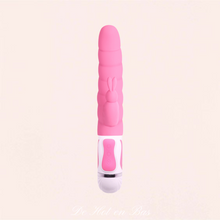 Charger l'image dans la galerie, Ce vibromasseur rabbit en silicone rose fonctionne avec 4 piles pour des vibrations intenses et fortes.
