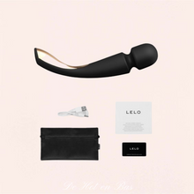 Charger l'image dans la galerie, Le coffret Lelo est composé de votre jouet intime wand noir et doré, d'une pochette en satin, de la garantie et du chargeur.