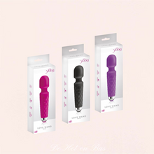 Charger l'image dans la galerie, Le Love Wand masseur pour tout le corps de la marque Yoba est envoyé dans une boite de la marque avec le sextoy et le câble de chargement fourni.