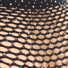 Charger l'image dans la galerie, Strass scintillants qui accrochent la lumière.
