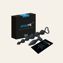 Charger l'image dans la galerie, Ce coffret pour jeux adultes Anal Me de la marque Tease and Please se comporte de deux jouets anaux en silicone noir sans danger pour le corps pour femme et homme.
