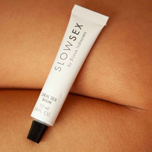 Charger l'image dans la galerie, Le baume sexe oral de la gamme Slow Sex est idéal pour vos moments intimes avec votre partenaire.
