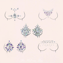 Charger l&#39;image dans la galerie, Ces bijoux de seins adhésifs sont en strass transparents. Ils décoreront magnifiquement vos seins de quoi faire des heureux.
