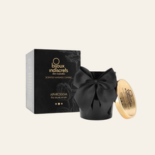 Charger l'image dans la galerie, Vous pouvez allumer cette jolie bougie parfumée et attendre que la cire se consume pour renverser l'huile de massage sur le corps de votre partenaire.
