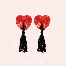 Charger l&#39;image dans la galerie, Magnifique cache-seins en forme de coeur de couleur rouge avec un pompon noir.
