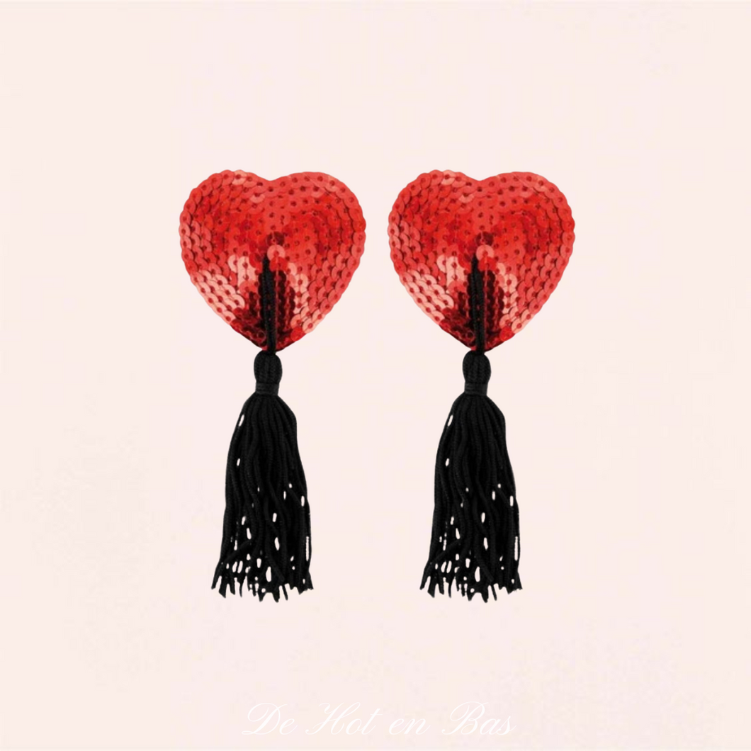 Magnifique cache-seins en forme de coeur de couleur rouge avec un pompon noir.