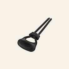 Charger l'image dans la galerie, Il s'adapte à tout les types de pénis car il est extensible grâce à sa composition en silicone. Cet anneau vibrant est doté d'une texture en relief qui viendra stimuler le clitoris de madame avec d'intenses vibrations et prolongera votre érection pour prolonger vos moments de jouissance.

