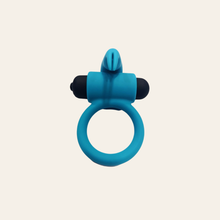 Charger l'image dans la galerie, Le cockring bleu Rabbit de la marque Virgite est un stimulant clitoridien pour votre partenaire.
