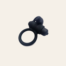 Charger l'image dans la galerie, Cockring vibrant noir de la marque Virgite permet une meilleure érection et une stimulation du clitoris de votre partenaire.
