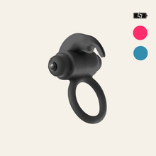 Charger l'image dans la galerie, L’homme d’aujourd’hui adore amplifier son plaisir, ainsi que celui de son/sa partenaire. Pour cela, il n’hésite pas à enfiler son cockring en silicone doux coloré.
