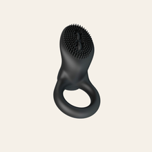 Charger l'image dans la galerie, On retrouve sur l'anneau une partie vibrante qui viendra stimuler à l'aide de sa petite langue le clitoris de la femme.
