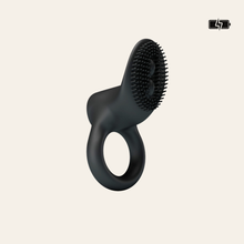 Charger l'image dans la galerie, Le cockring vibrant Cobra Black est parfait pour une stimulation du clitoris de votre partenaire.
