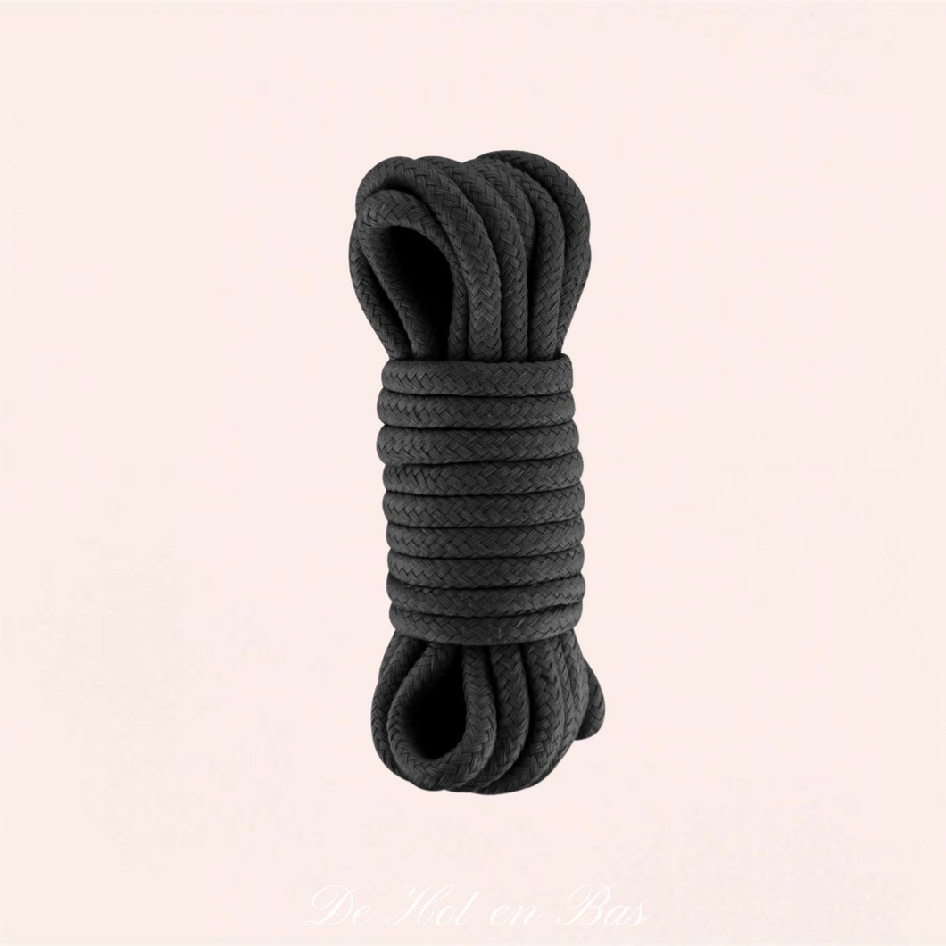 La marque Sweet Caress vous propose cette corde de bondage shibari pour couples en deux tailles différentes 5 et 10 mètres.