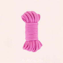 Charger l&#39;image dans la galerie, Une corde de shibari de couleur rose pour adultes de la marque Sweet Caress.
