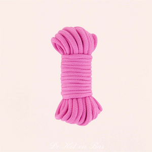Une corde de shibari de couleur rose pour adultes de la marque Sweet Caress.