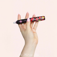 Charger l&#39;image dans la galerie, Le crayon Body Pen saveur fraise de la marque Secret Play est disponible sur notre loveshop en ligne à petit prix.
