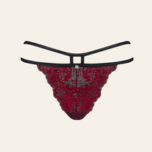 Charger l'image dans la galerie, Une culotte en dentelle bordeaux et des lanières coquines de couleur noires pour un look très érotique.
