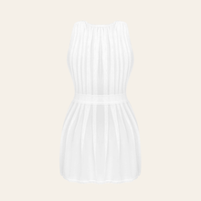 Charger l'image dans la galerie, Le déshabillé blanc transparent pour femme se ferme avec un ruban satiné au niveau de la taille.
