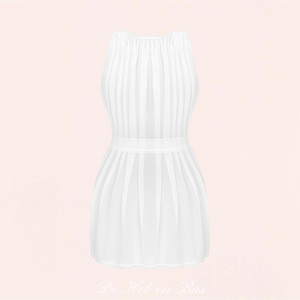 Le déshabillé blanc transparent pour femme se ferme avec un ruban satiné au niveau de la taille.