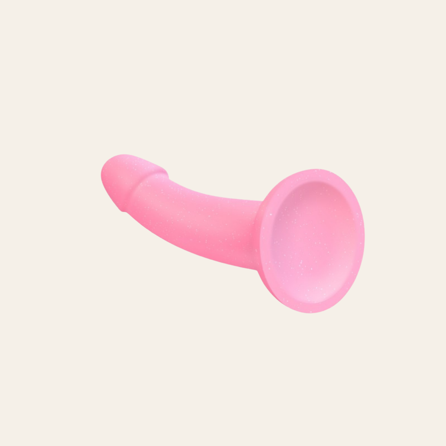 Le Dildo Ventouse Glitzy ﻿Dildolls vient tout droit d’un conte féérique, dans lequel tous vos vœux se réalisent. Ce qui vous attend avec lui ? Un monde magique et fabuleux, régi par le plaisir et les envies. Plus qu’un fantasme, ce jouet coquin mettra des paillettes dans vos vies ! 