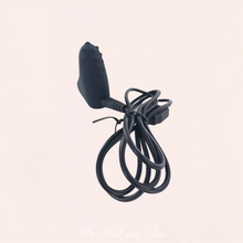 Charger l&#39;image dans la galerie, Le câble de chargement USB noir est fourni à l&#39;intérieur de la boite avec une pochette noir de rangement.
