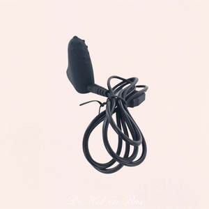 Le câble de chargement USB noir est fourni à l'intérieur de la boite avec une pochette noir de rangement.