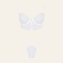Charger l'image dans la galerie, Les bretelles de l'ensemble de lingerie deux pièces en dentelle blanche comporte deux bretelles réglables pour un ajustement de votre poitrine.
