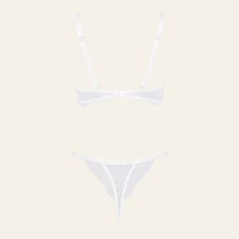 Charger l'image dans la galerie, Le string est composé de dentelle douce et fine pour un look totalement chic.
