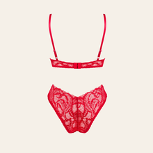 Charger l'image dans la galerie, Le soutien-gorge asymétrique en dentelle rouge romantique s'ajuste avec deux bretelles élastiques réglables et se ferme dans le dos par agrafes pour un maintien de votre poitrine.
