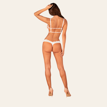 Charger l'image dans la galerie, Le string en dentelle blanche mettra vos fesses en valeur. Il sera parfait pour une nuit d'amour torride !

