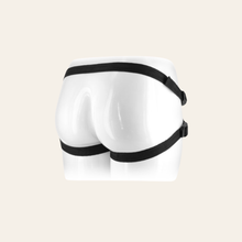 Charger l'image dans la galerie, Ce gode ceinture avec harnais est vendu avec un harnais noir confortable et réglable pour un ajustement parfait.
