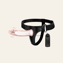 Charger l'image dans la galerie, Un gode ceinture vibrant en silicone de haute qualité pour vos moments intimes à deux. Disponible pour femme et homme car le gode est creux, il permet aux hommes d'utiliser ce sextoy avec leur partenaire.
