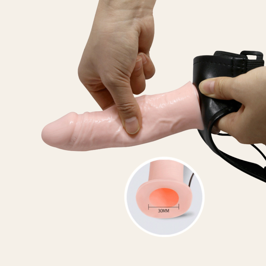 Un gode ceinture fixé à un harnais permettant d'inverser les rôles pendant vos moments coquins à deux, tout en gardant les mains libres.