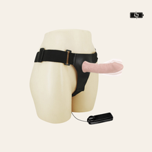 Charger l'image dans la galerie, Vente gode ceinture vibrant et creux avec harnais noir réglable confortable pour femme et homme, disponible sur notre loveshop De Hot en Bas à petit prix.
