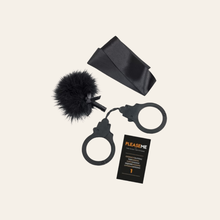 Charger l'image dans la galerie, Le jeu contient un bandeau satiné noir, un plumeau doux et des menottes chic.
