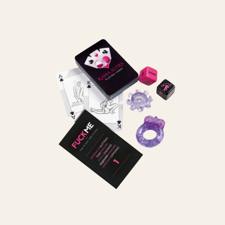 Le jeu pour adulte Fuck Me contient un jeu de cartes, des dés et deux anneaux péniens.