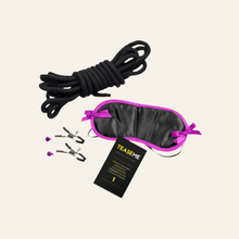 Charger l'image dans la galerie, Le coffret Tease Me comporte une corde, un bandeau pour les yeux et des pinces seins.
