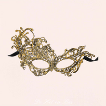 Charger l&#39;image dans la galerie, Achat loup souple brodé doré de la collection Aurore pour femme de la marque Maskarade en vente sur notre boutique d&#39;accessoires de lingerie sensuels en ligne.
