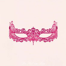 Charger l&#39;image dans la galerie, Le masque, loup Pink en dentelle souple et confortable pour femme se ferme avec un ruban en satin rose.
