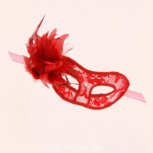 Le masque en dentelle rouge La Traviata de la marque Maskarade est l'accessoire parfait pour vos tenues coquines et votre lingerie en dentelle fine.
